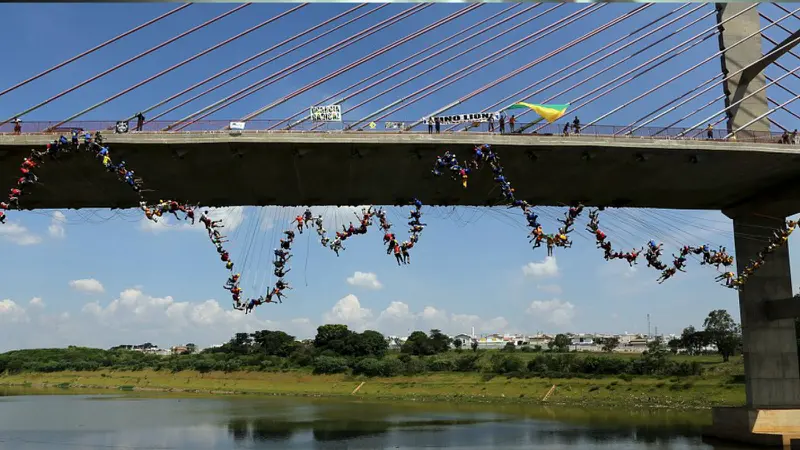 Ratusan Orang Lompat dari Jembatan dalam Upaya Pecahkan Rekor Dunia