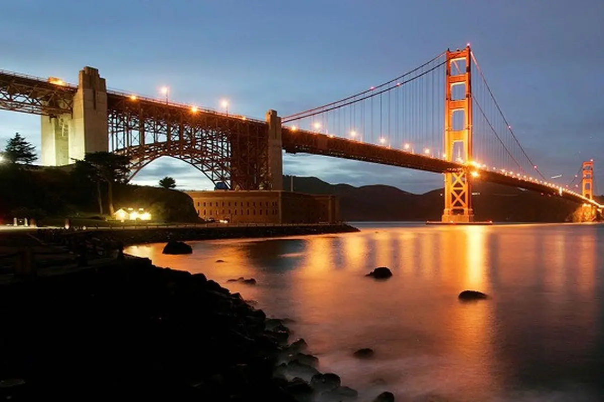 Jembatan Golden Gate menghubungkan San Fransisco dengan Marin County, California