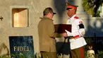 Presiden Kuba, Raul Castro (kiri) menerima kotak kayu berisi abu mantan Presiden Kuba, Fidel Castro saat akan dimakamkan di peristirahatan terakhir di Santa Ifigenia Cemetery, di Santiago, Kuba (4/12). (REUTERS/ACN/Marcelino Vazquez)