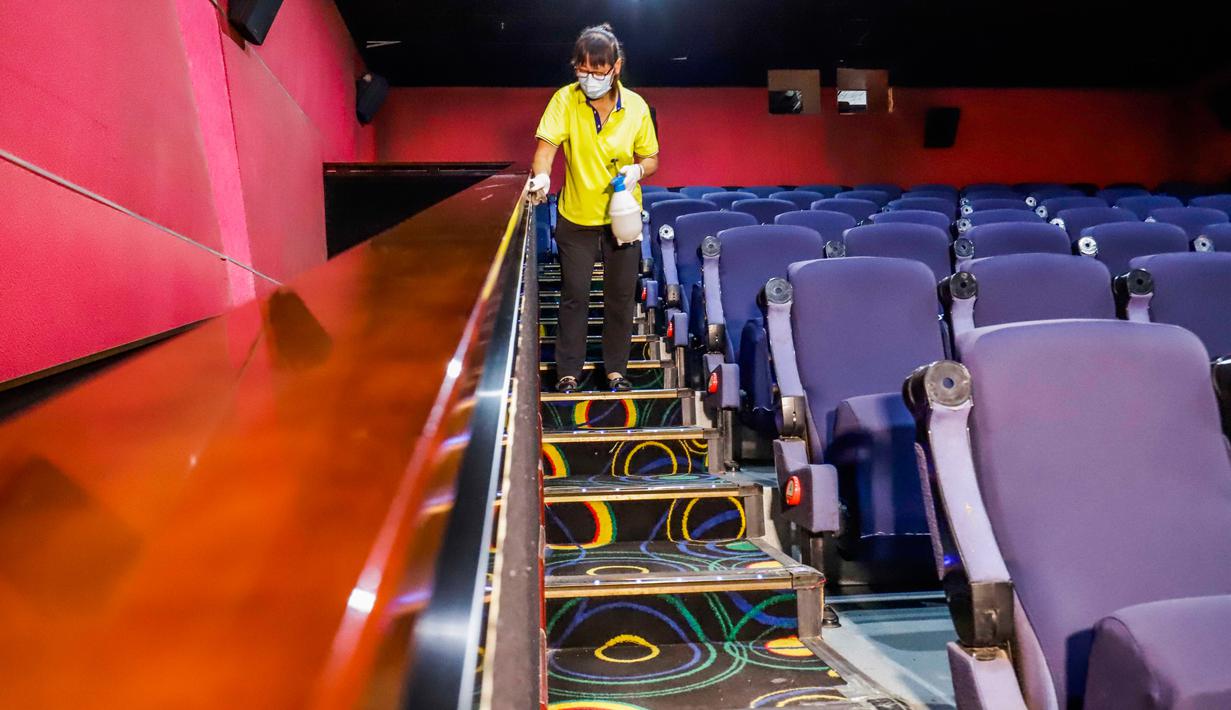 Seorang staf mendisinfeksi susuran tangga di sebuah bioskop di Zunhua, Provinsi Hebei, China pada 19 Juli 2020. Bioskop di area-area berisiko rendah di China diizinkan kembali beroperasi mulai 20 Juli menyusul perkembangan positif terkait situasi epidemi COVID-19. (Xinhua/Liu Mancang)