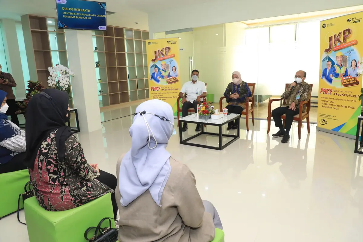 Menaker Ida berdialog dengan penerima manfaat program JKP di Gedung Pusat Pasar Kerja Jakarta Selatan