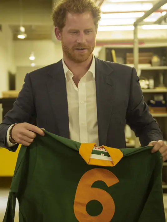 Yang lebih mengejutkannya lagi, Robbie menyimpan nomor ponsel Pangeran Harry di handphone nya tanpa sepengetahuan keluarga. (AFP/Bintang.com)