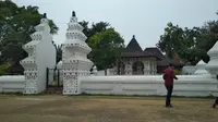 Bangunan ikonik Keraton Kanoman Cirebon menjadi salah satu tempat wisata yang banyak dikunjungi saat liburan. Foto (Liputan6.com / Panji Prayitno)