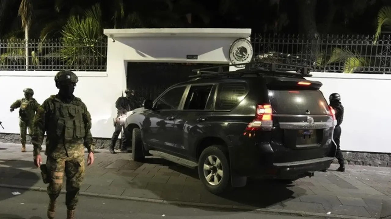 Polisi Ekuador menerobos masuk ke Kedutaan Meksiko di Quito pada Jumat (5/4/2024). Penggerebekan terjadi beberapa jam setelah pemerintah Meksiko memberikan suaka politik kepada mantan Wakil Presiden Ekuador Jorge Glas.