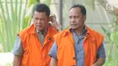 Dua Tersangka mantan Ketua DPRD Kabupaten Kepulauan Sula Zainal Mus (kiri) dan Wali Kota Pasuruan Setiyono (kanan) berjalan akan menjalani pemeriksaan sebagai tersangka di gedung KPK, Jakarta, Kamis (25/10). (Merdeka.com/Dwi Narwoko)