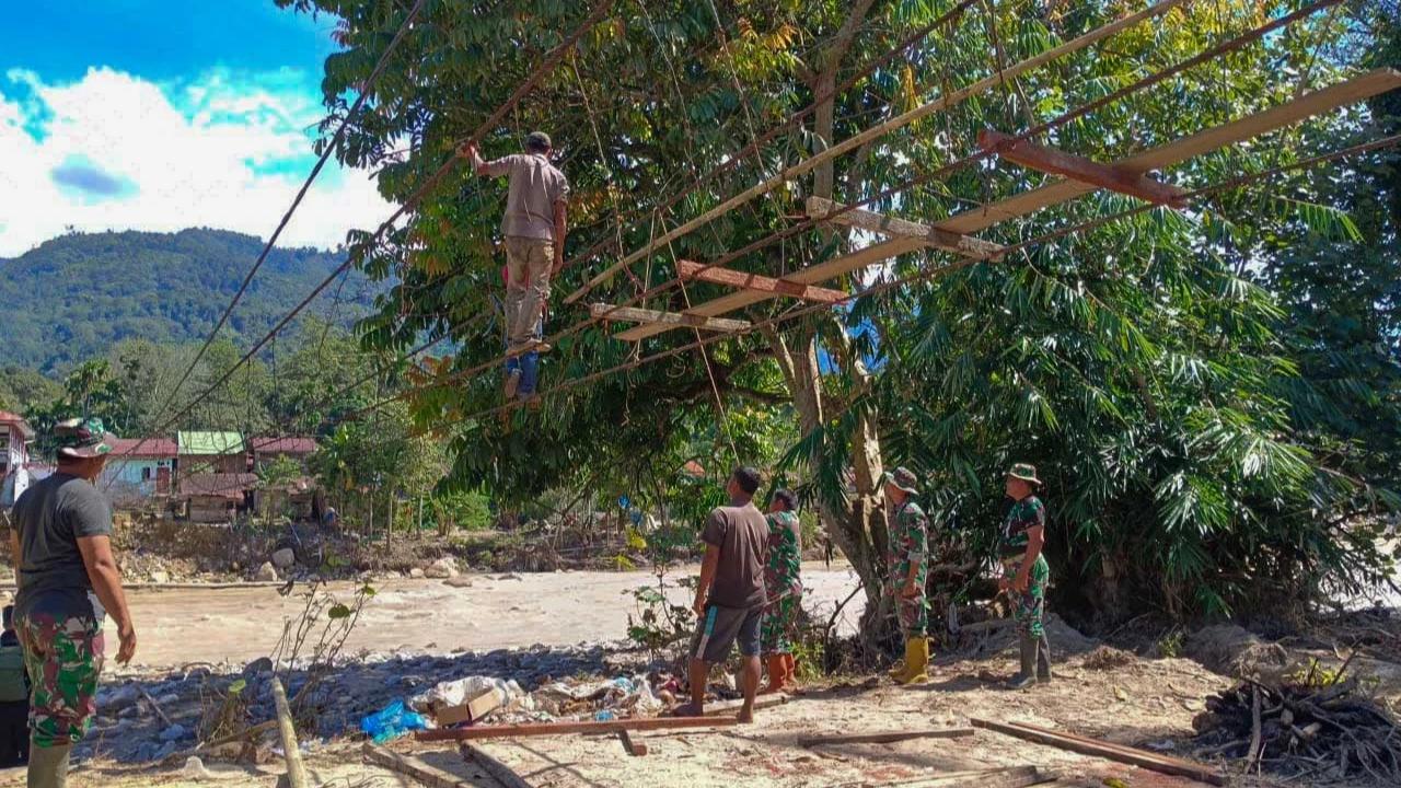 FOTO: Gotong Royong  Prajurit TNI AD dan Warga Perbaiki Jembatan Gantung di Aceh Tenggara