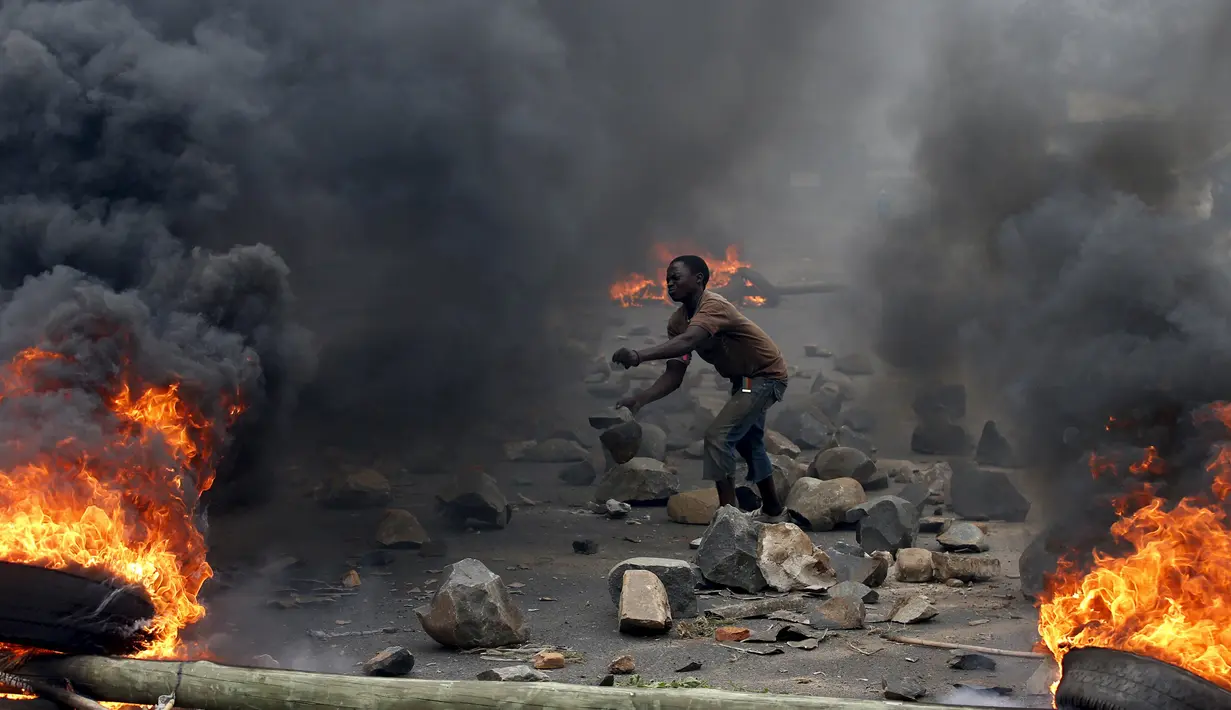 Pengunjuk rasa saat akan melemparkan batu kepada petugas polisi yang menghalangi mereka di Bujumbura, Burundi, (22/5/2015). Warga Asing yang berada di Burundi dipulangkan untuk menghindari konflik yang terjadi. (REUTERS/Goran Tomasevic)