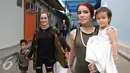 Sheila Marcia dan Melodya Vanessa usai mengisi program talk show di kawasan Tendean, Jakarta, Senin (19/9). Sheila mengaku Orangtuanya tidak pernah menanyakan bentuk kedekatan dirinya dengan Vanesha.(Liputan6.com/Herman Zakharia)