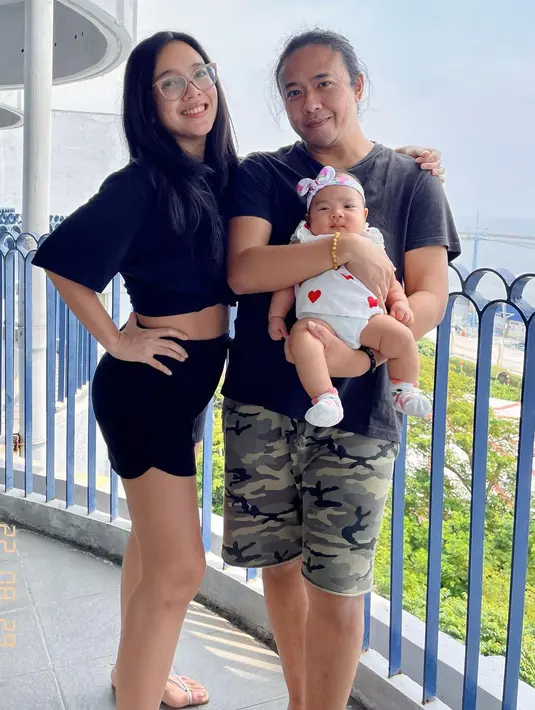 12. Tidak sebentar Dea Ananda dan Ariel Nidji menanti buah hati. Pasangan ini menunggu hingga  13 tahun. Tepatnya 14 Juni, pasangan ini berbahagia karena dikaruniai anak pertama perempuan yang diberi nama Sanne El Azhar. Untuk mendapatkan momongan, pasangan ini mengikuti program bayi tabung. [dok.Instagram]