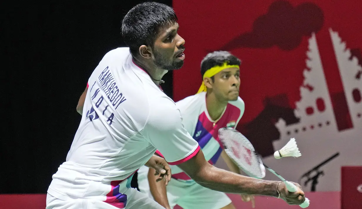 Ganda putra India, Satwikasairaj Rankireddy/Chirag Shetty menjadi pemain terbaru yang mundur dari turnamen BWF World Tour Finals 2021. Mereka memutuskan mundur ketika akan bertanding dengan andalan ganda putra Indonesia, Marcus/Kevin. (AP/Dita Alangkara)