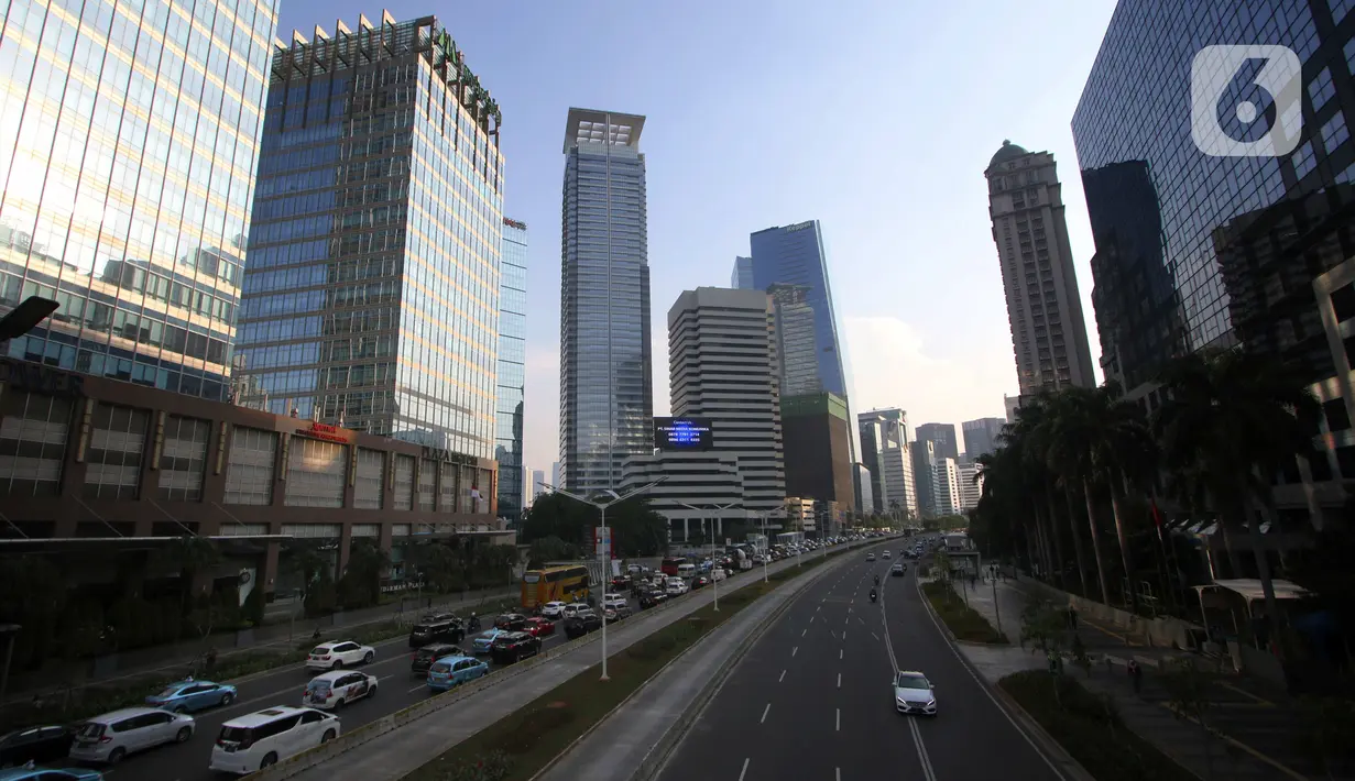 Kendaraan bermotor melintas di antara gedung bertingkat di kawasan Sudirman, Jakarta, Jumat (15/11/2019). Gubernur DKI, Anies Baswedan, memastikan, meski ibu kota akan pindah ke  Kalimantan Timur, Jakarta akan tetap menjadi pusat perekonomian Indonesia. (Liputan6.com/Angga Yuniar)