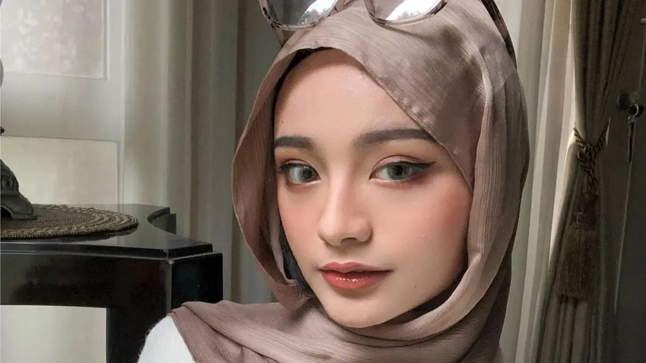 Salah satu model hijab pashmina yaitu pashmina silk