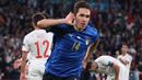 Enrico Chiesa adalah Star of The Match kala Italia takhlukkan Spanyol di Semifinal Euro 2020. Sebelumnya, ia juga pernah sabet Star of The Match ketika hadapi Wales. Ia merupakan salah satu pemain termuda yang pernah sabet gelar ini di Euro 2020, yaitu 23 tahun. (Foto: AFP/Pool/Carl Recine)