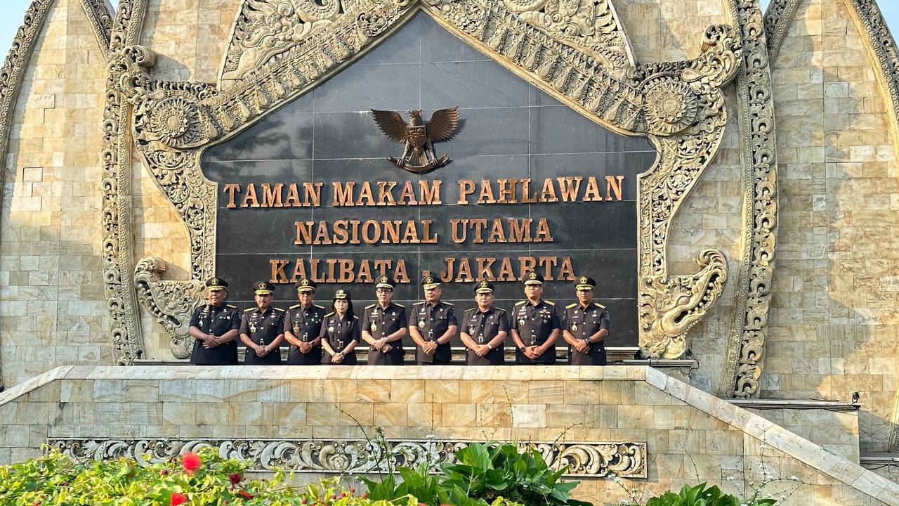 Menteri Hukum dan Hak Asasi Manusia (Menkumham) Yasonna H Laoly memimpin secara langsung upacara tabur bunga yang diteruskan dengan ziarah di Taman Makam Pahlawan (TMP) Kalibata, Pancoran, Jakarta Selatan.