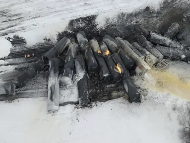 Sebuah kereta BNSF yang membawa etanol dan sirup jagung tergelincir dan terbakar di Raymond, Minn., Kamis, 30 Maret 2023. (Mark Vancleave /Star Tribune via AP)