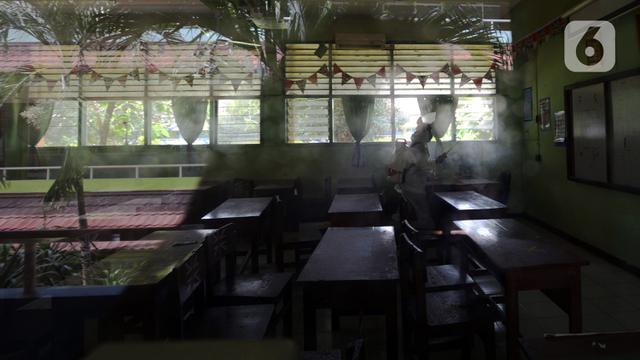 FOTO: Penyemprotan Cairan Disinfektan di SMA 70 Jakarta