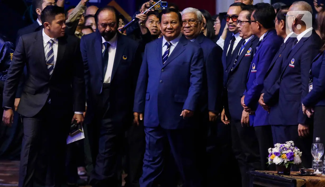 Prabowo yang mengenakan pakaian setelan jas lengkap disambut oleh Surya Paloh dan jajaran kader Partai NasDem. (Liputan6.com/Herman Zakharia)