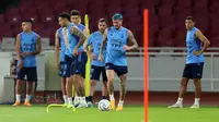 Pemain Timnas Argentina, Rodrigo De Paul (kanan), menggiring bola saat&nbsp;sesi latihan resmi menjelang laga FIFA Matchday melawan Timnas Indonesia di Stadion Utama Gelora Bung Karno (SUGBK), Jakarta, Minggu (18/06/2023). (Bola.com/Bagaskara Lazuardi)