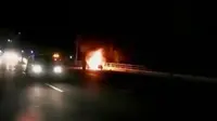 Sedan mewah ludes terbakar di Jalan Tol Dalam Kota Angke-Cengkareng. (Liputan 6 SCTV.