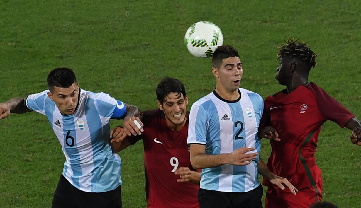 Paciencia #9 dan Edgar (kanan) beerebut bola dengan pemain Argetina pada laga grup D Olimpiade Rio 2016 di Olympic Stadium, Rio de Janeiro, (5/82016) dini hari WIB. (AFP/Vandelei Almeida)