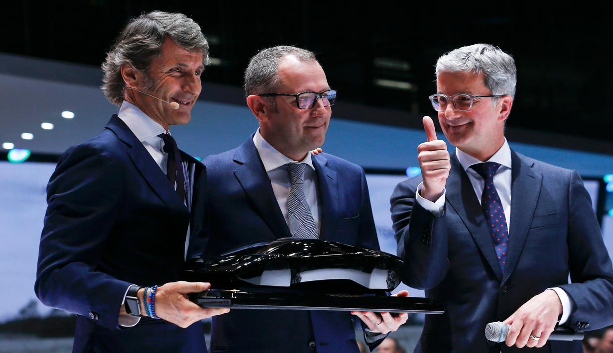 Presiden dan CEO Lamborghini, Stephan Winkelmann (kiri) menerima hadiah dari Rupert Stadler (kanan) saat International Motor Show di Jenewa , Swiss, 1 Maret 2016.Pihak Lamborghini mengatakan hanya memproduksi sebanyak 20 unit.( REUTERS / Denis Balibouse)
