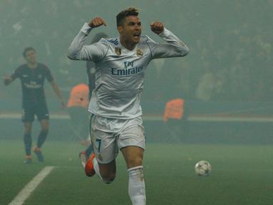 Bintang Real Madrid, Cristiano Ronaldo, merayakan gol yang dicetaknya ke gawang PSG pada laga Liga Champions di Stadion Parc des Princes, Paris, Selasa (6/3/2018). Madrid berhasil lolos ke delapan besar. (AFP/Geoffroy Van Der Hasselt)