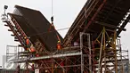 Pekerja menyelesaikan pembangunan proyek Jalan layang NonTol Akses Pelabuhan Tanjung Priok-Simpang Jampea di Jakarta, Selasa (24/11). Aktivitas pembangunan di jalan sepanjang 12 km tersebut tetap berlangsung normal. (Liputan6.com/Immanuel Antonius)