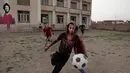 Anak-anak bermain bola di pusat olahraga dan pemuda di Desa Nil Delta Nagrig, Mesir, Rabu (2/5). Bantuan Mohamed Salah ke kampung halamannya tersebar ke sekolah, masjid, pusat pemuda, dan rumah sakit. (AP Photo/Nariman El-Mofty)