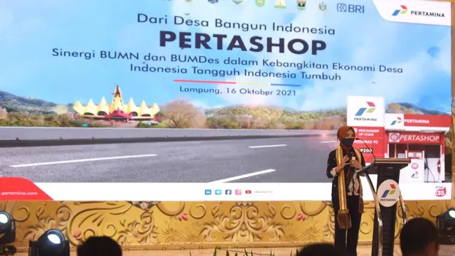 Direktur Utama PT Pertamina (Persero) Nicke Widyawati dalam ajang penghargaan kepada para pengusaha Pertashop terbaik. (Dok Pertamina)