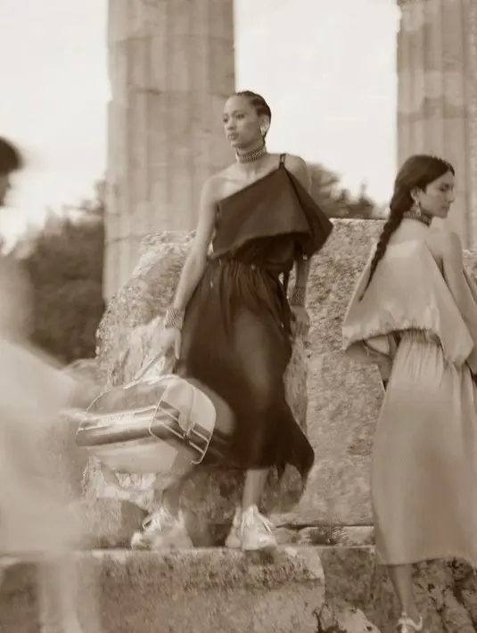 Koleksi ini didominasi palet warna netral seperti hitam, putih gading, abu-abu, emas, dan biru. (Dok/Dior).