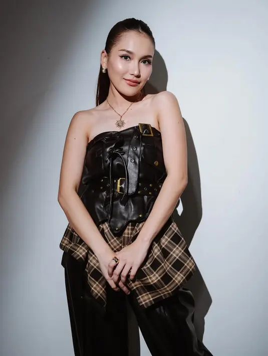 Ayu Ting-Ting kenakan setelan strapless top dan pants leather dipadu dengan aksen tartan di pinggang [@ayutingting92]