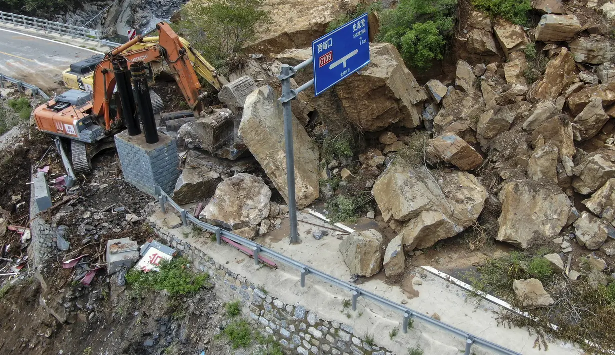 Puluhan jalan rusak, bersama dengan lebih dari 100 jembatan, kata Xia Linmao, wakil walikota Beijing, pada konferensi pers pada hari Rabu. (Ju Huanzong/Xinhua via AP)
