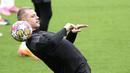 Pemain Borussia Dortmund, Julian Ryerson, mengontrol bola saat sesi Latihan jelang laga leg dua semi final Liga Champions melawan Paris Saint-Germain (PSG) di Parc des Princes, Paris, Senin (7/5/2024). (AFP/Frank Fife)