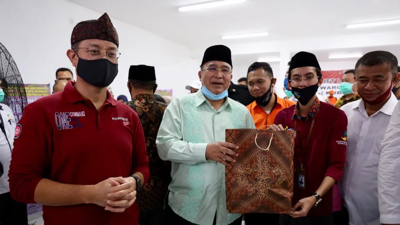Menteri Sosial Juliari P. Batubara menyerahkan bantuan sosial (bansos) untuk masyarakat terdampak Covid-19.