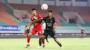 Pemain Dewa United, Alta Balah (kanan) sedang bersebut bola dengan pemain Persebaya Surabaya Riswan Lauhin dalam pertandingan Dewa United melawan Persebaya Surabaya pada pekan ke-24 BRI Liga 1 di Stadion Pakansari, Kabupaten Bogor, Jumat (21/2/2025) malam WIB. (Bola.com/Abdul Aziz)