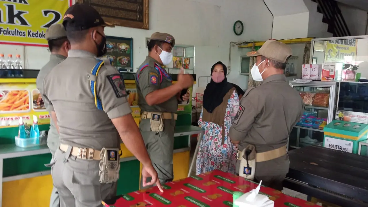 Satpol PP Jember memberikan himbauan kepada pemilik warung dan cage untuk memasang tirai selama bulan puasa (Istimewa)