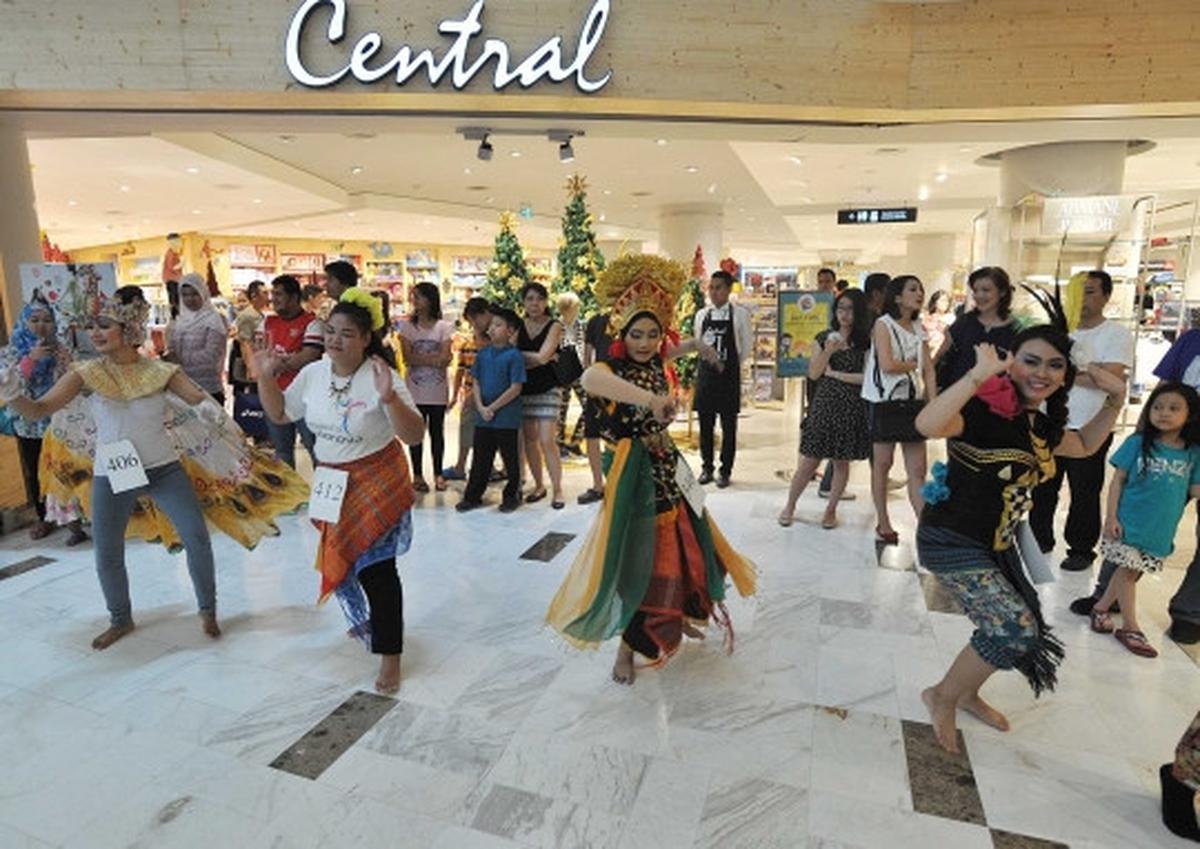 Ribuan peserta Indonesia Menari beraksi di Grand Indonesia