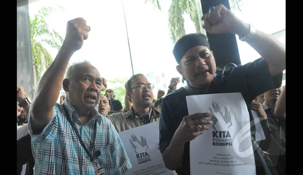 Plt Ketua KPK Taufiequrrachman Ruki (kiri) hadir dalam aksi unjuk rasa bersama pegawai KPK di gedung KPK, Jakarta, (3/3/2015). Pegawai KPK menolak putusan yang melimpahkan kasus Komjen Pol Budi Gunawan ke Kejaksaan Agung. (Liputan6.com/Herman Zakharia)
