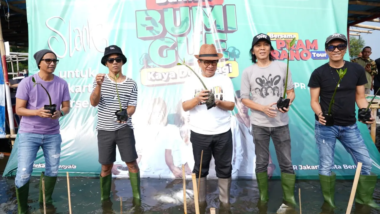 Calon Gubernur Jakarta, Pramono Anung bersama Slank menanam sejumlah tanaman Mangrove di pinggir laut Rusun Marunda Jakarta.