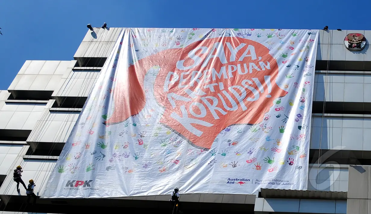 Penurunan Banner Perempuan Anti Korupsi saat peringatan Hari Kartini dan satu tahun hari jadi SPAK di gedung KPK, Jakarta, Selasa (21/4/2015). (Liputan6.com/Yoppy Renato)