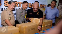 Pembukaan surat suara Pilkada DKI Jakarta 2017 dilaksanakan di Gudang Logistik KPU Jakarta Pusat, Jakarta, Senin (24/1). Pembukaan surat suara itu dilaksanakan oleh KPU Jakpus, Bawaslu Jakpus, dan Wali Kota Jakpus. (Liputan6.com/Gempur M Surya)