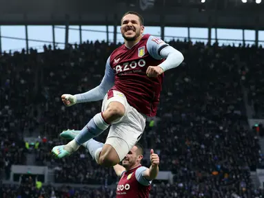 Pemain Aston Villa Emiliano Buendia melompat ke udara untuk merayakan gol ke gawang Tottenham Hotspur pada pertandingan sepak bola Liga Inggris di Stadion Tottenham Hotspur, London, 1 Januari 2023. Aston Villa mempermalukan Tottenham Hotspur dengan skor 2-0. (AP Photo/Ian Walton)