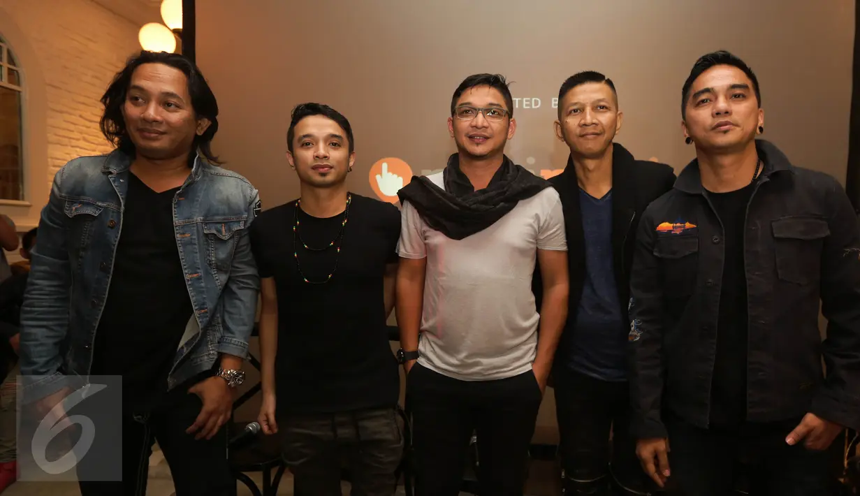 Band Ungu saat jumpa pres singel terbaru di kawasan Kota Kasablanka, Jakarta, Kamis (9/3). Band Ungu mengeluarkan single terbaru bertajuk Setengah Gila. (Liputan6.com/Herman Zakharia)