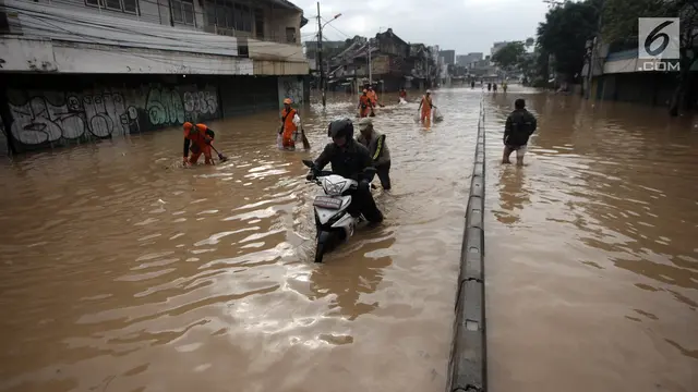 Debit Kali Ciliwung Tinggi, Jalan Jatinegara Tergenang Banjir