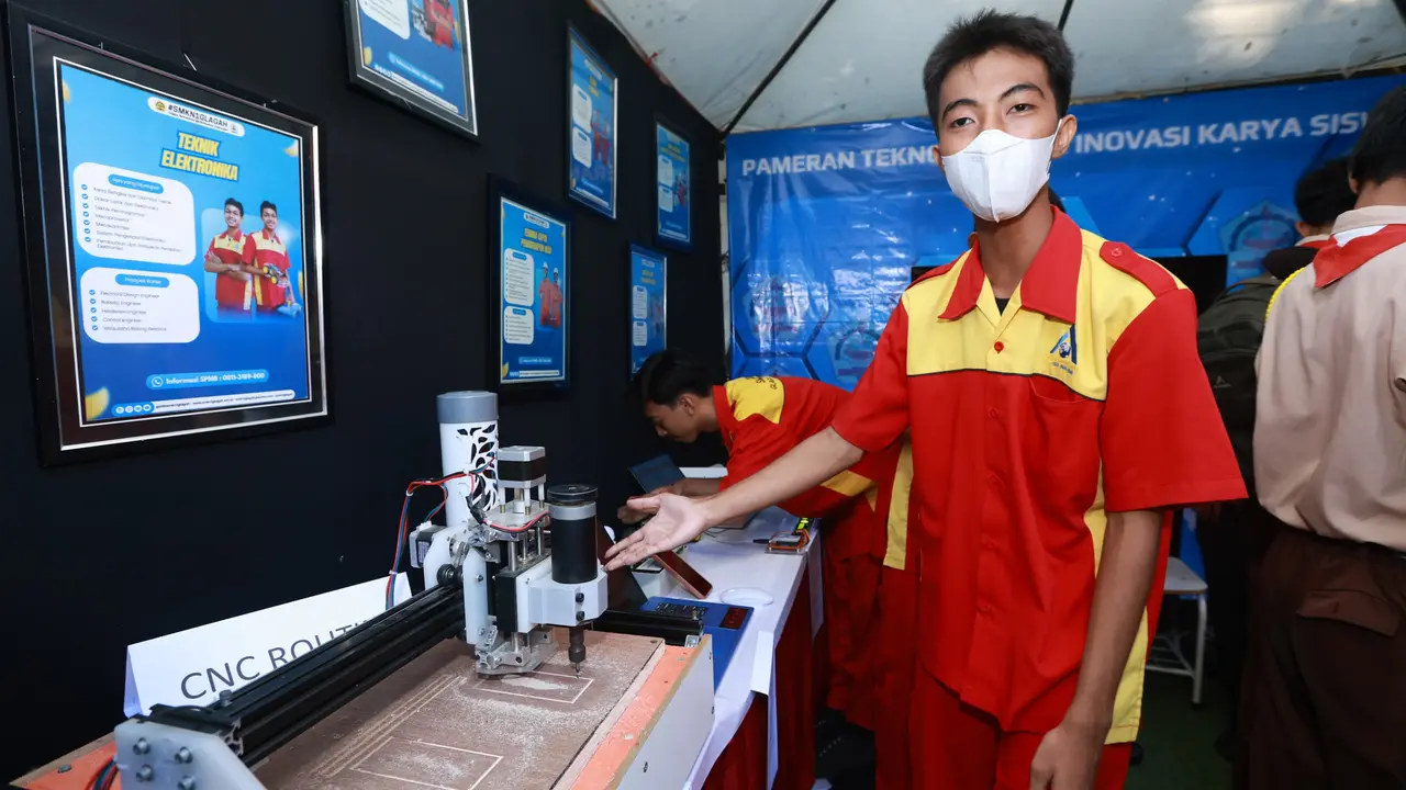 Ssiswa Salah satu SMK di Banyuwangi ciptakan printing di atas triplek dengan menggunakan laser (Istimewa)