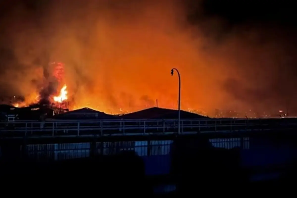 Kebakaran terjadi di salah satu perkampungan atas air di Sabah yang terdiri dari rumah-rumah kayu yang dibangun di atas tiang, pada Minggu (19/4/2026).