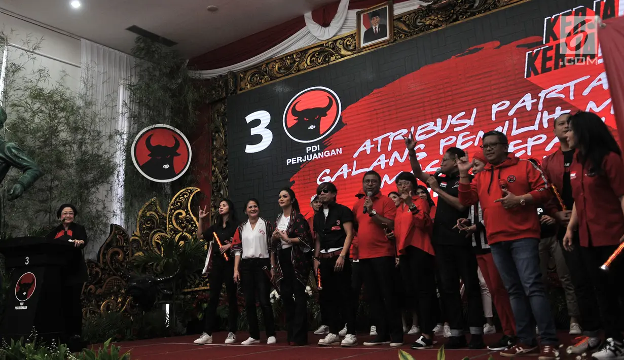 Suasana peluncuran Atribut Milenial di Kantor DPP PDIP, Jakarta, Kamis (20/9). Peluncuran Atribut Milenial untuk kampanye Pemilu 2019 ini diperagakan langsung oleh para kader yang merupakan artis papan atas Tanah Air. (Merdeka.com/Iqbal S. Nugroho)