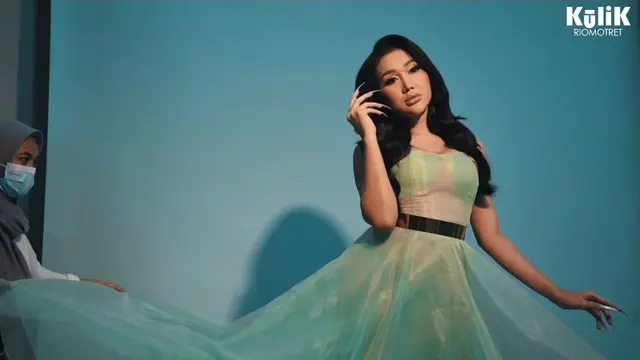 6 Pemotretan Terbaru Lucinta Luna, Bak Model Profesional