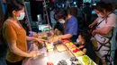 Warga mengunjungi pasar malam di Jalan Baocheng di Wuhan, Provinsi Hubei, China tengah, pada 1 Juni 2020. Kehidupan perkotaan di Wuhan, wilayah yang sempat terdampak parah oleh COVID-19, telah berangsur kembali normal. (Xinhua/Xiong Qi)