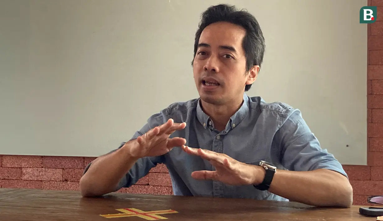 Bima Sinung juga melihat Tragedi Kanjuruhan sebagai titik balik rekonsiliasi antar suporter terutama tiga kelompok suporter besar di Jawa Tengah dan DIY, yakni PSIM Yogyakarta, PSS Sleman, dan Persis Solo. (Bola.com/Arief Bagus)